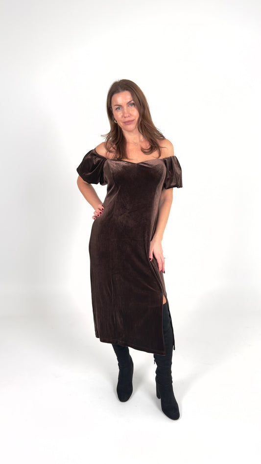 Eleganta šokolādes krāsas samta kleita