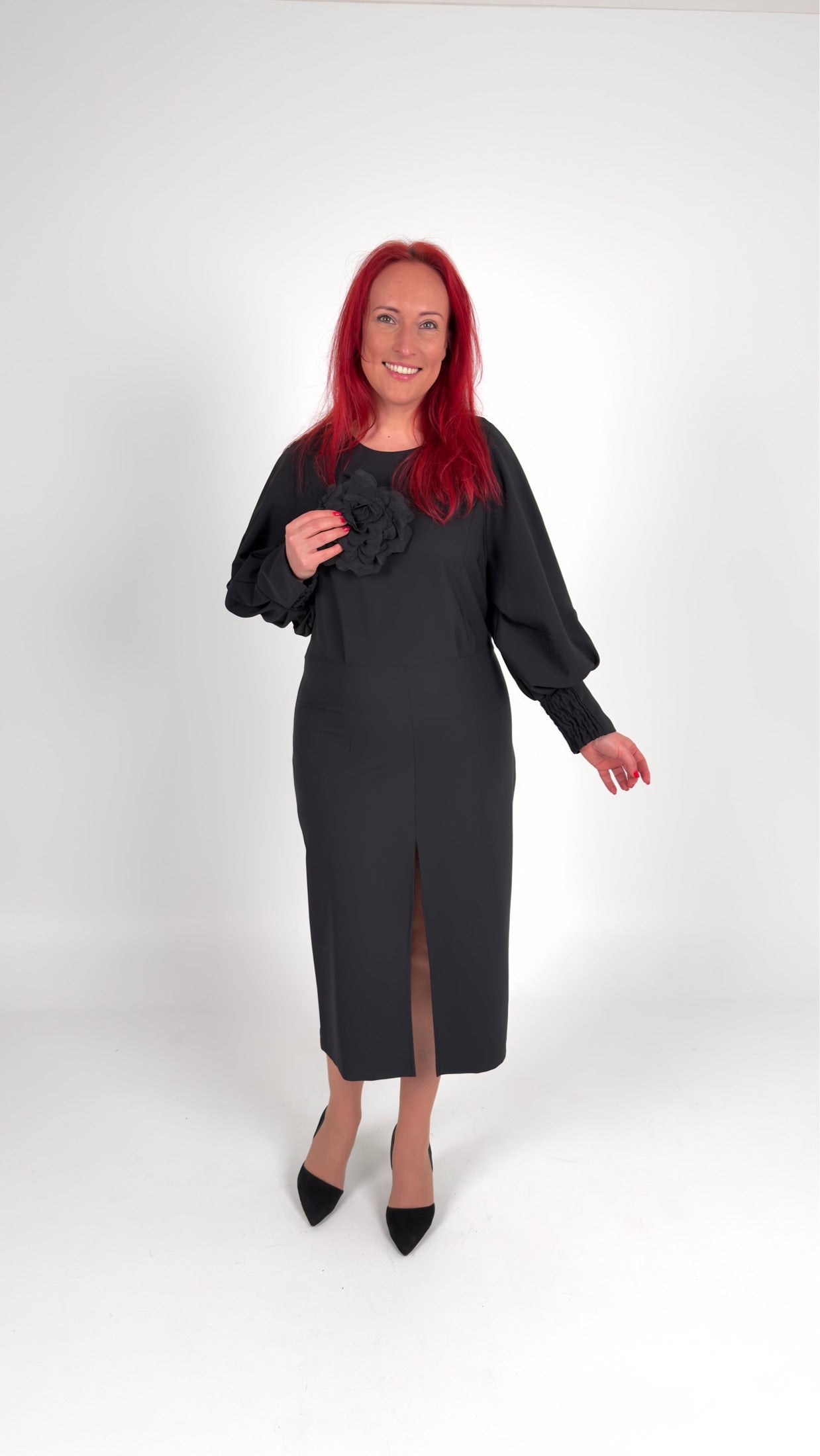 Midi garuma melna kleita ar izgriezumu