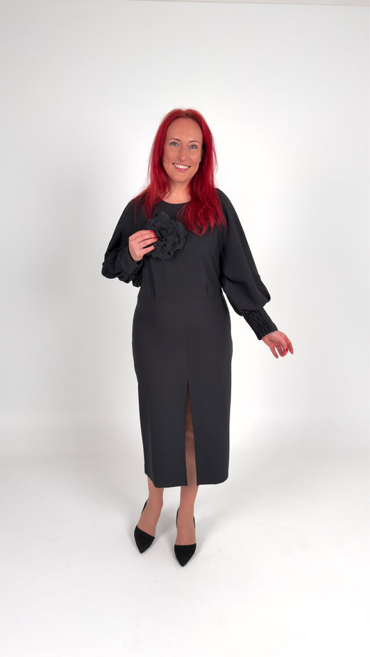 Midi garuma melna kleita ar izgriezumu