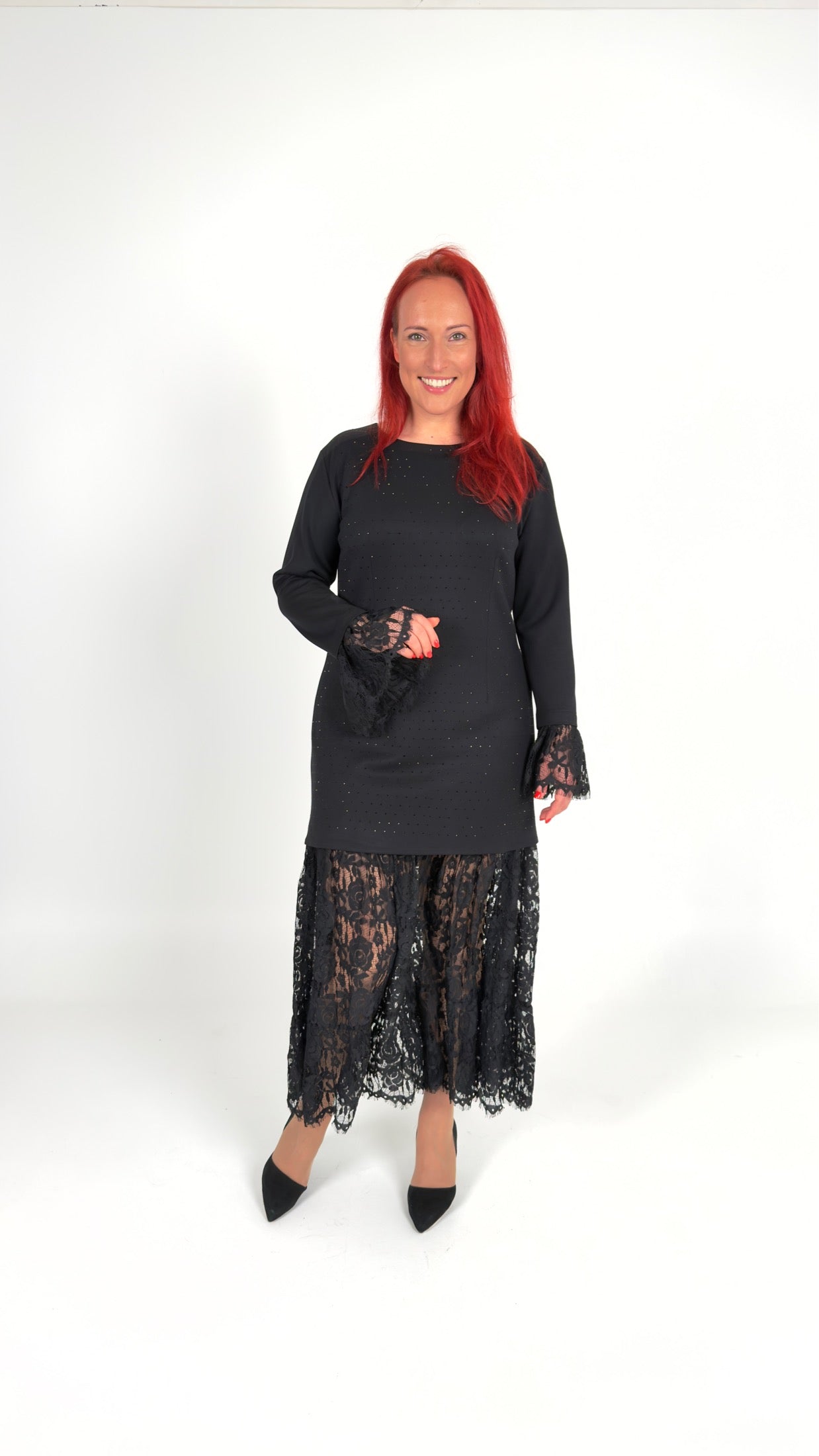 Melna kleita ar mežģīņu akcentu