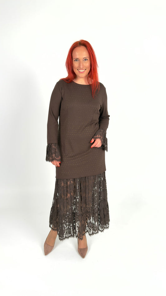 Kleita šokolādes tonī ar mežģīņu akcentu