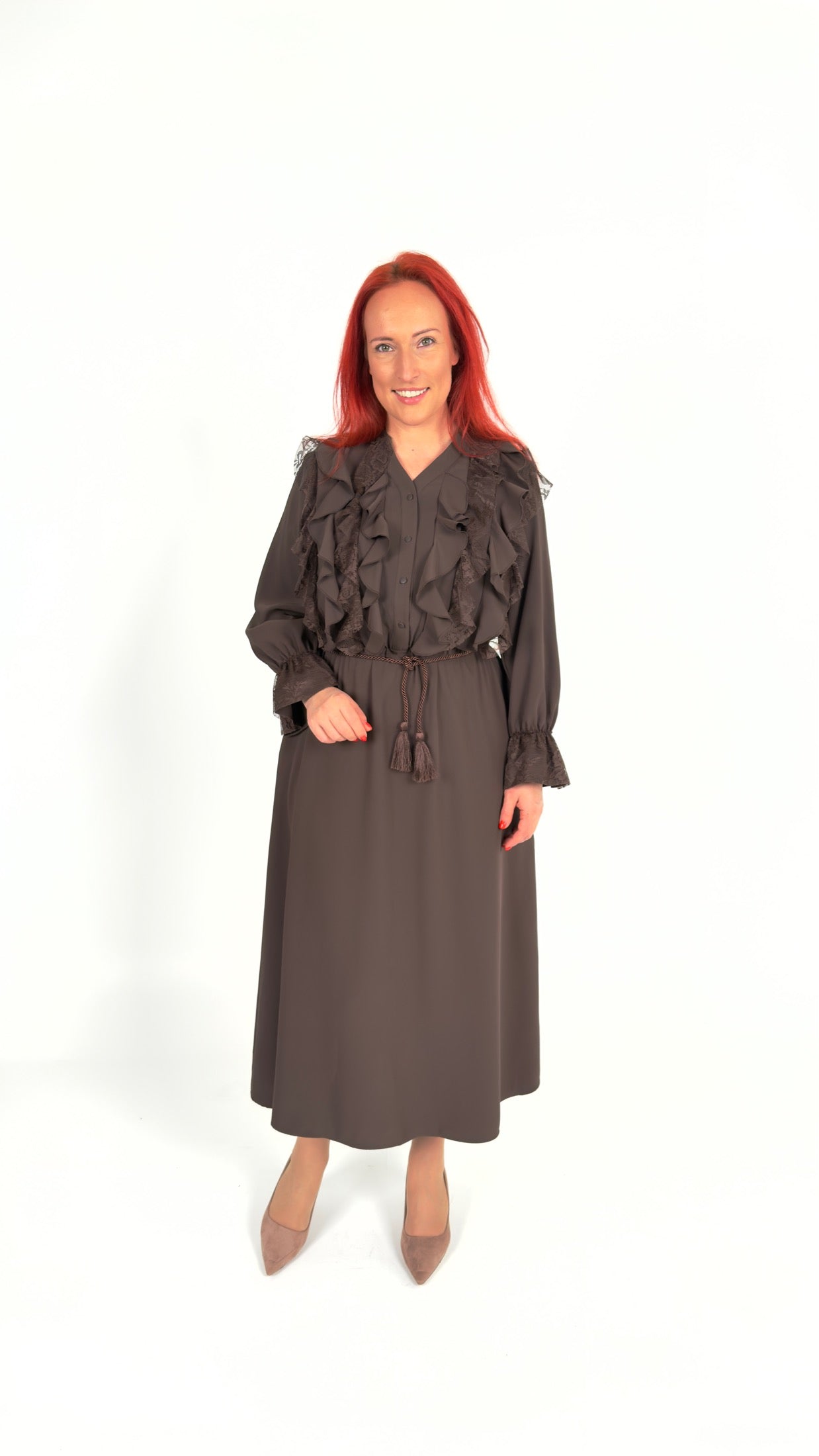 Šokolādes krāsas kleita ar volāniem un jostu