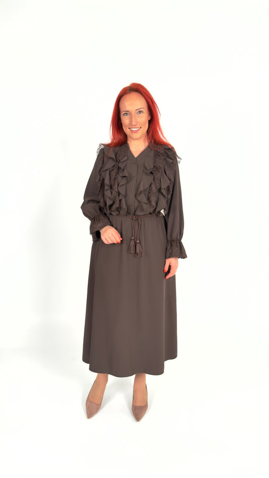 Šokolādes krāsas kleita ar volāniem un jostu