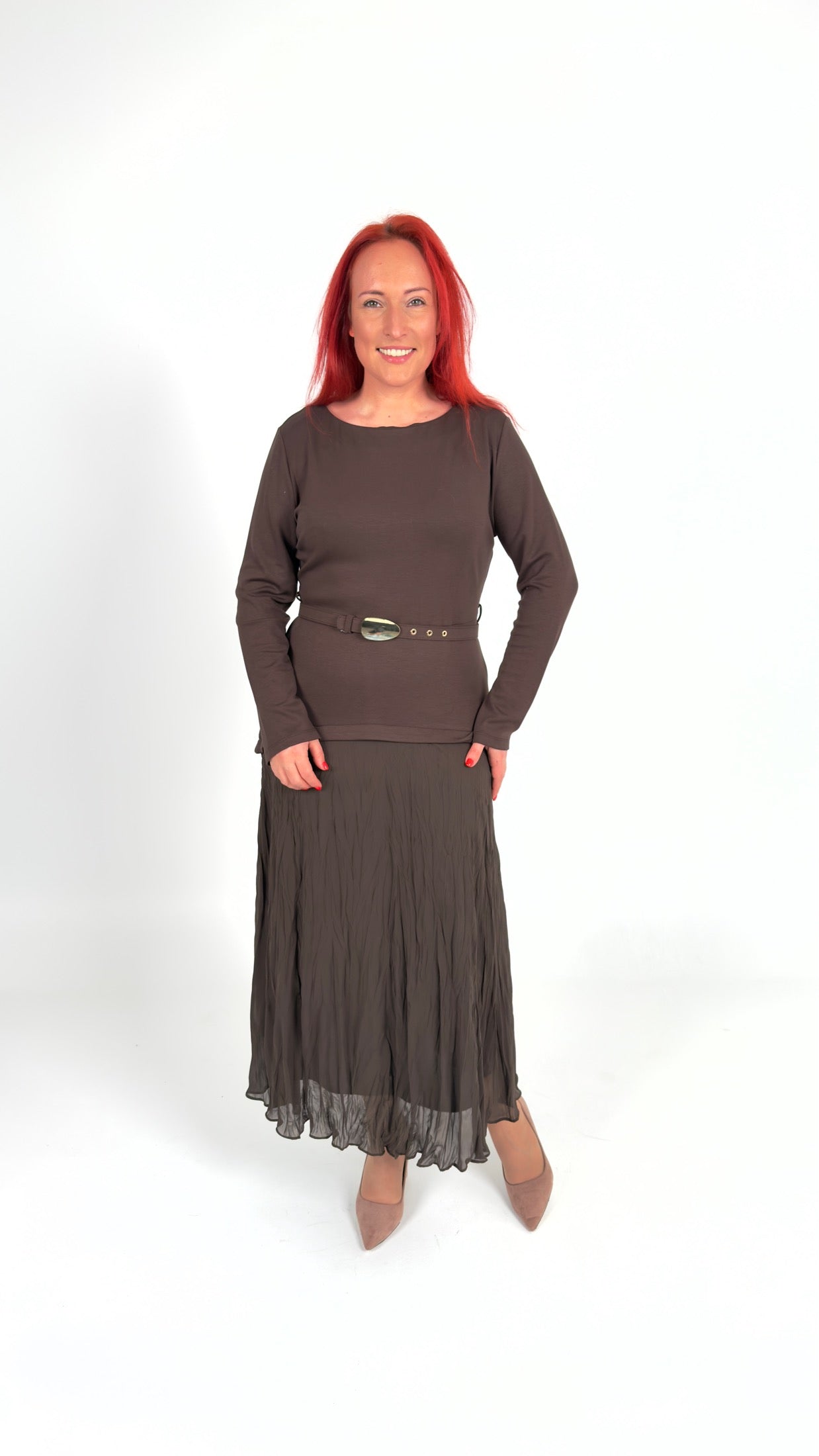 Šokolādes krāsas kleita ar plīsetiem svārkiem