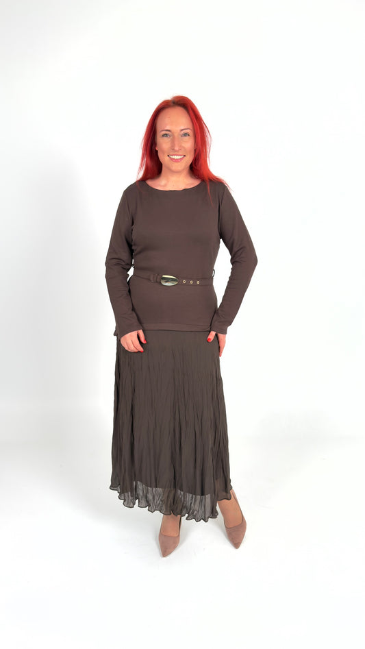 Šokolādes krāsas kleita ar plīsetiem svārkiem