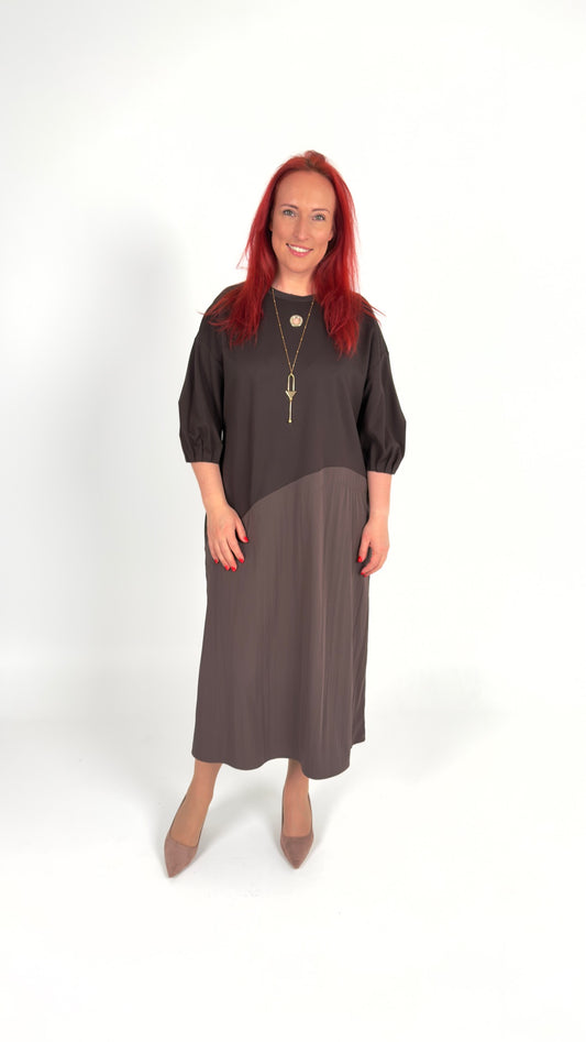 Trikotāžas kleita šokolādes tonī ar dekoratīvu rotu