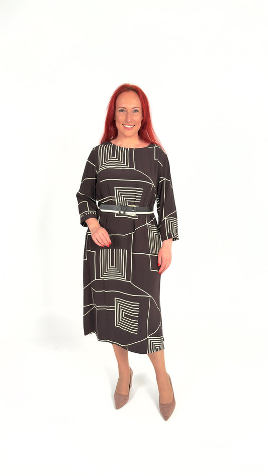 Šokolādes krāsas kleita ar ģeometrisku rakstu