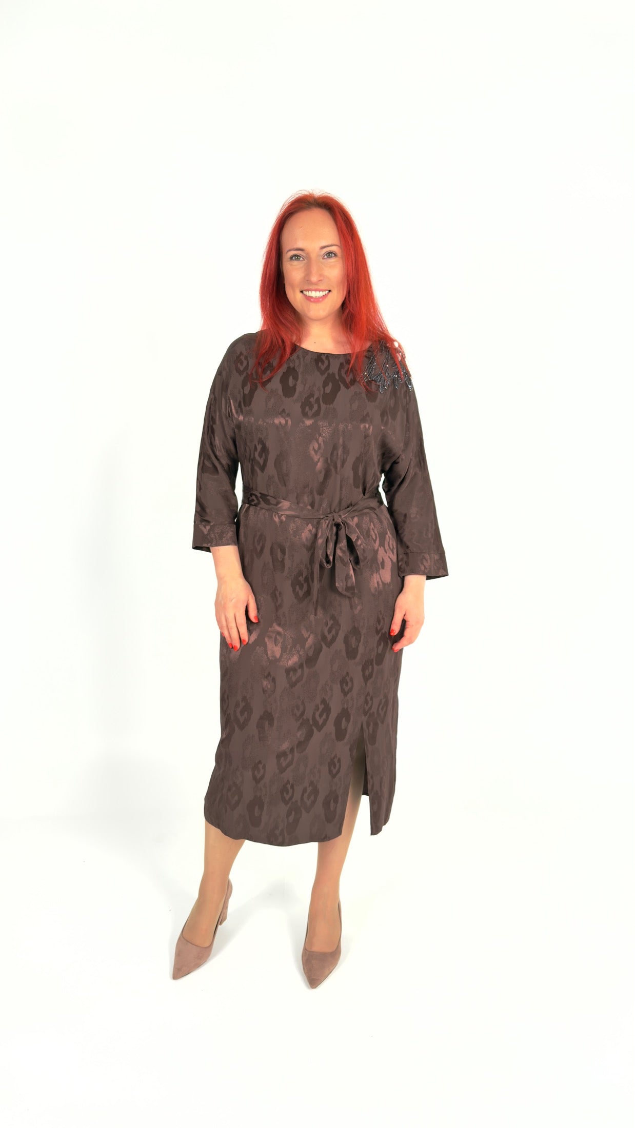 Klasiska šokolādes krāsas švinga kleita ar jostiņu