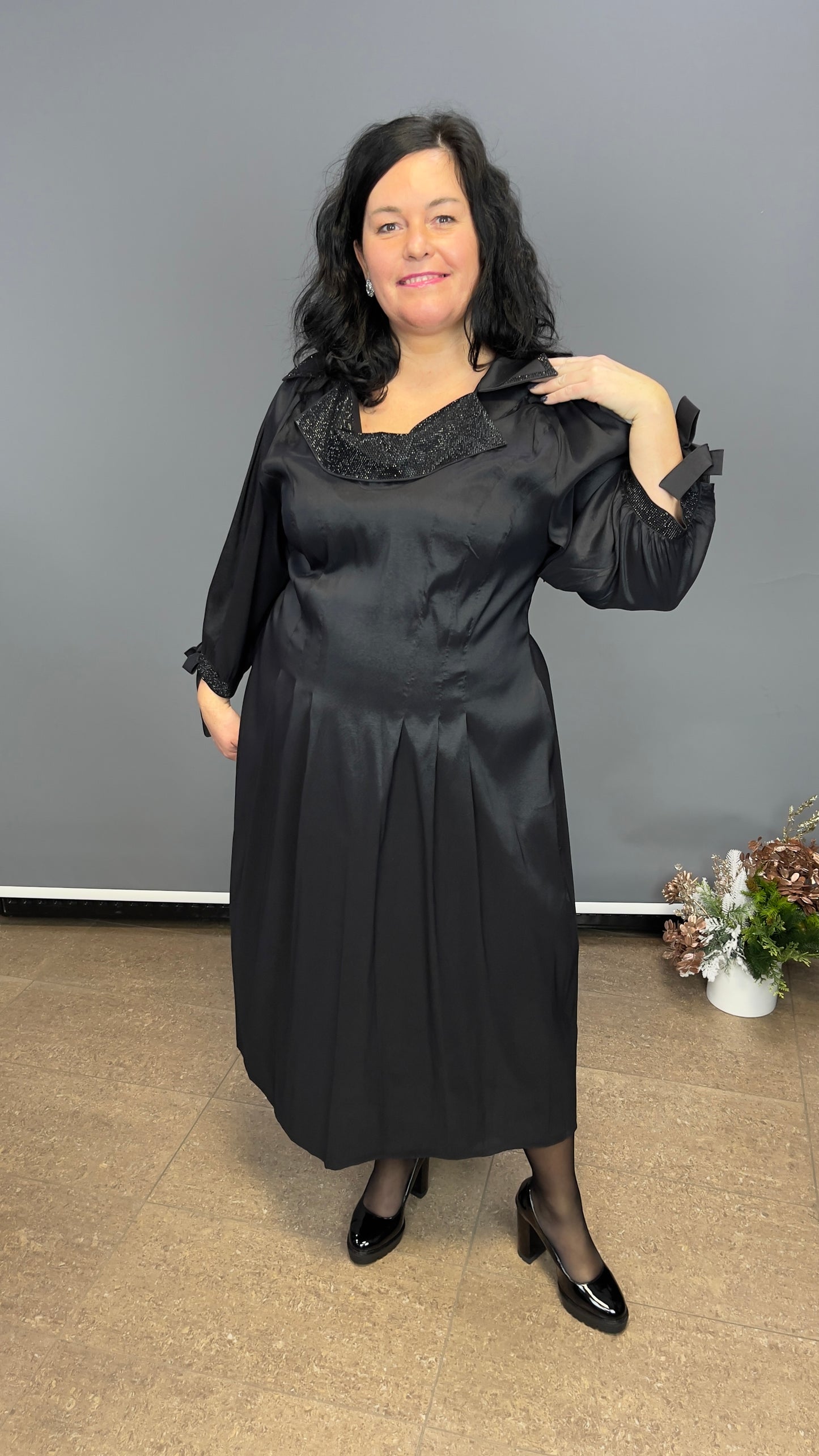 Eleganta melna kleita