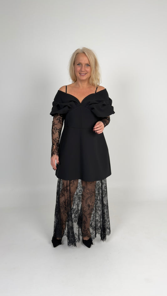 Komplekts: melna mini kleita ar mežģīņu apakšsvārkiem un mežģīņu cimdiem