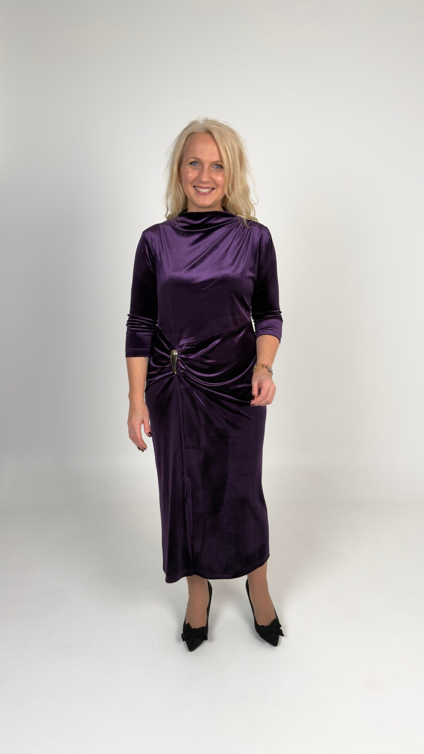 Samta kleita ar savilkumu jostas zonā un uz pleca