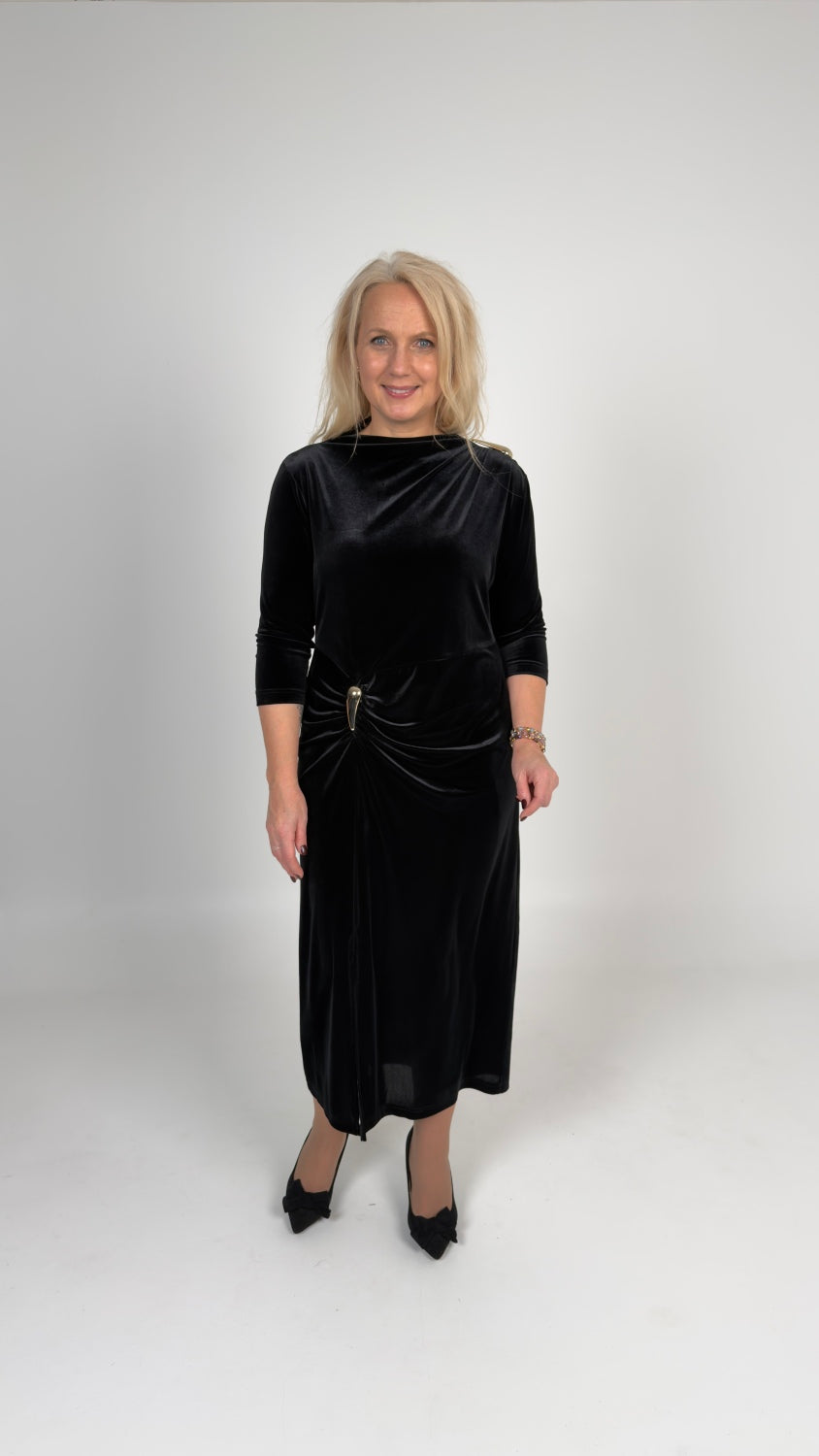 Samta kleita ar savilkumu jostas zonā un uz pleca