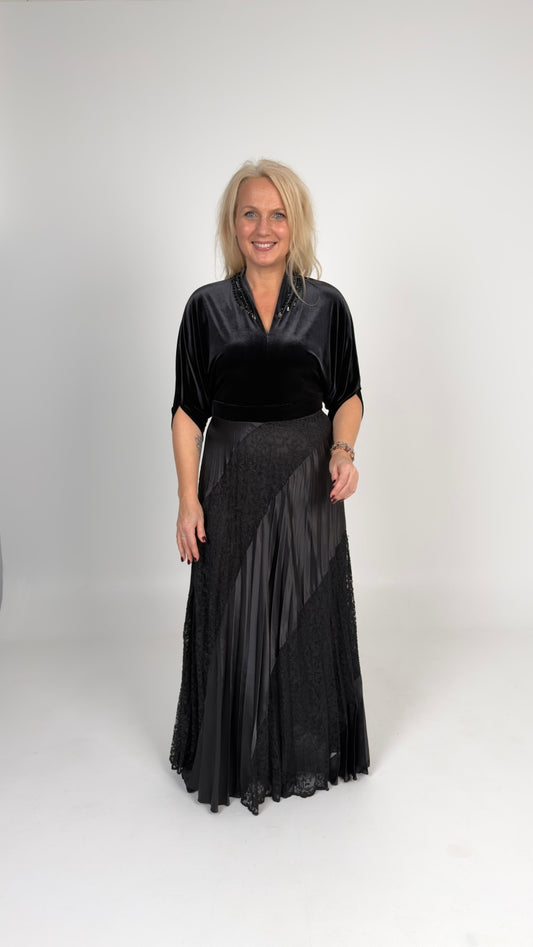 Gara kleita ar flisētiem svārkiem