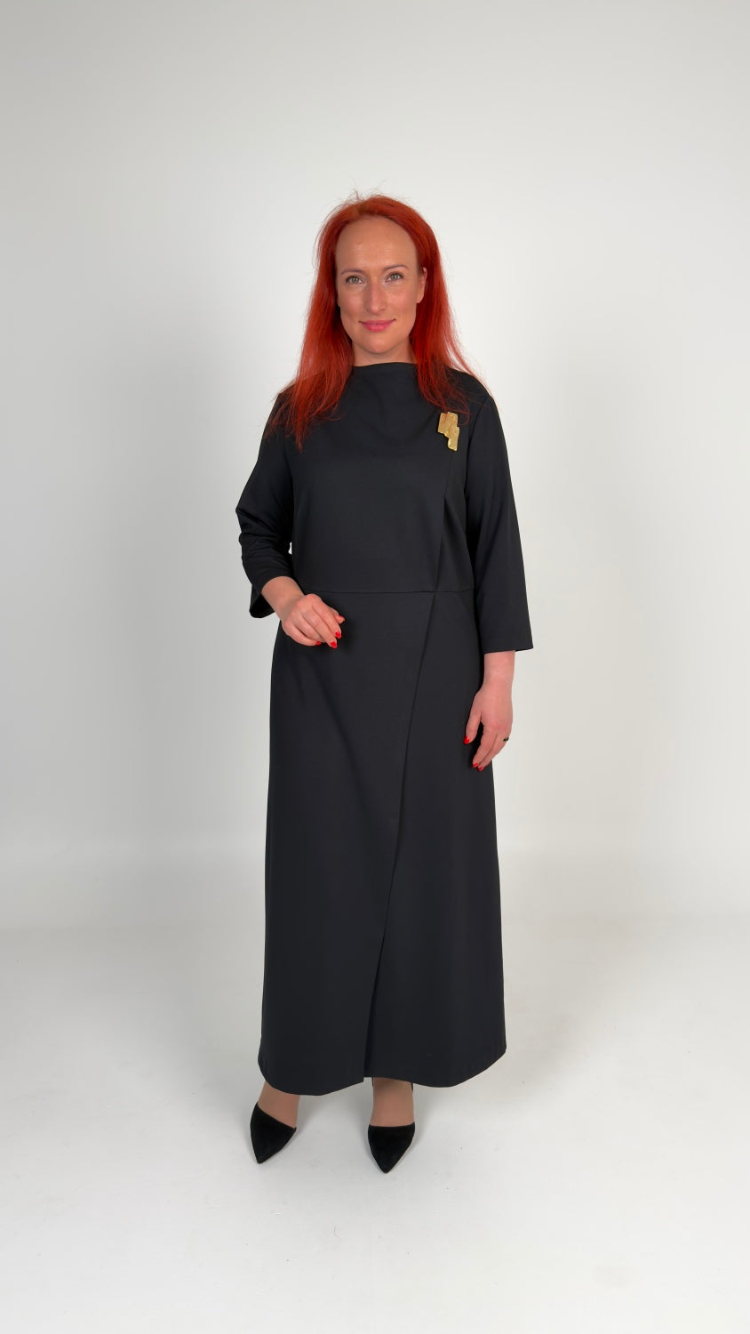 Gara eleganta melna kleita ar brošu