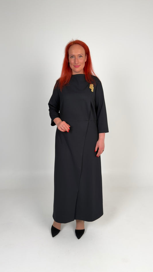 Gara eleganta melna kleita ar brošu