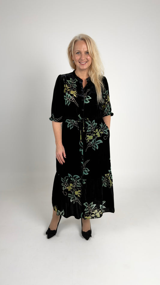 Samta kleita ar sasienamo jostu un ziedu rakstu