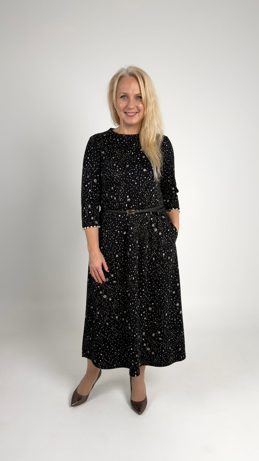 Kleita ar zvaigžņu rakstu un pērlītēm