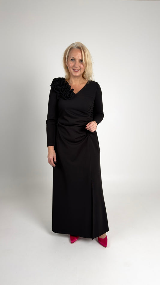 Gara melna vakarkleita ar elegantu izgriezumu