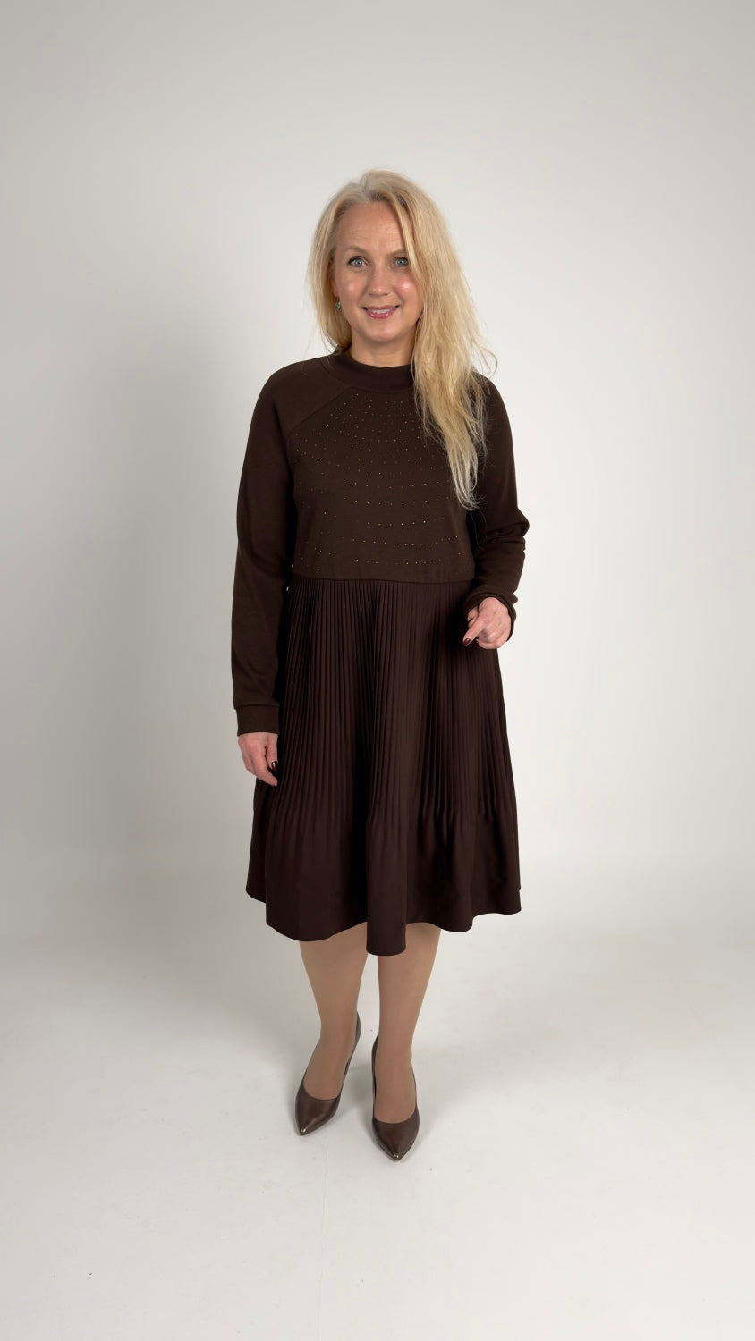 Šokolādes krāsas trikotāžas kleita