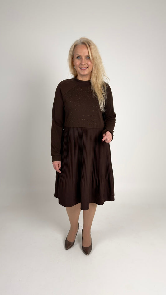 Šokolādes krāsas trikotāžas kleita