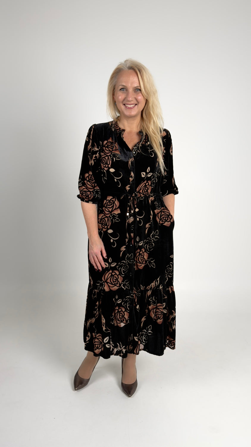 Samta kleita ar sasienamo jostu un ziedu rakstu