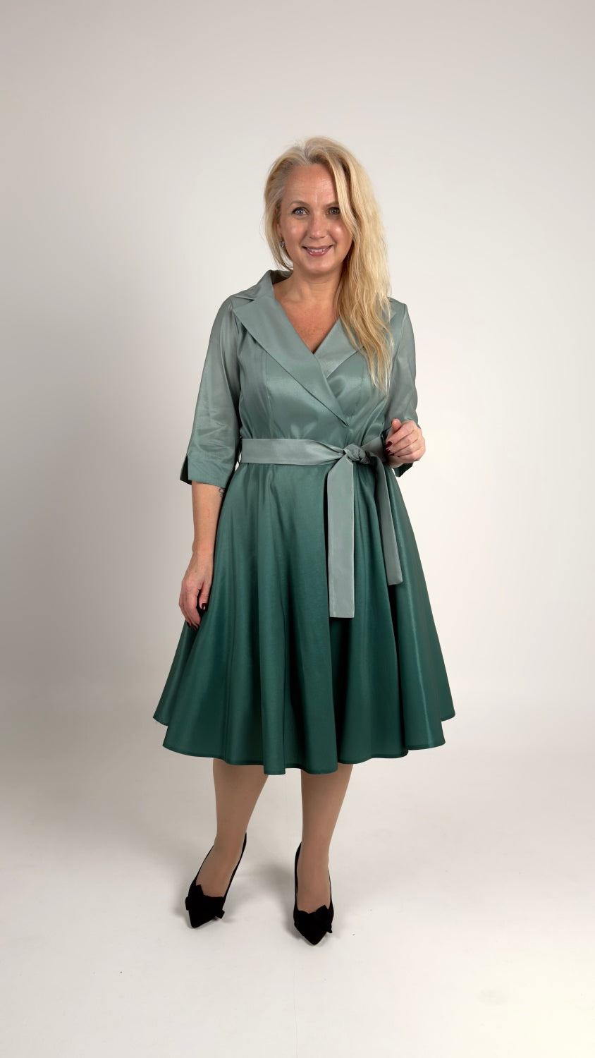 Mint krāsas kleita ar jostu