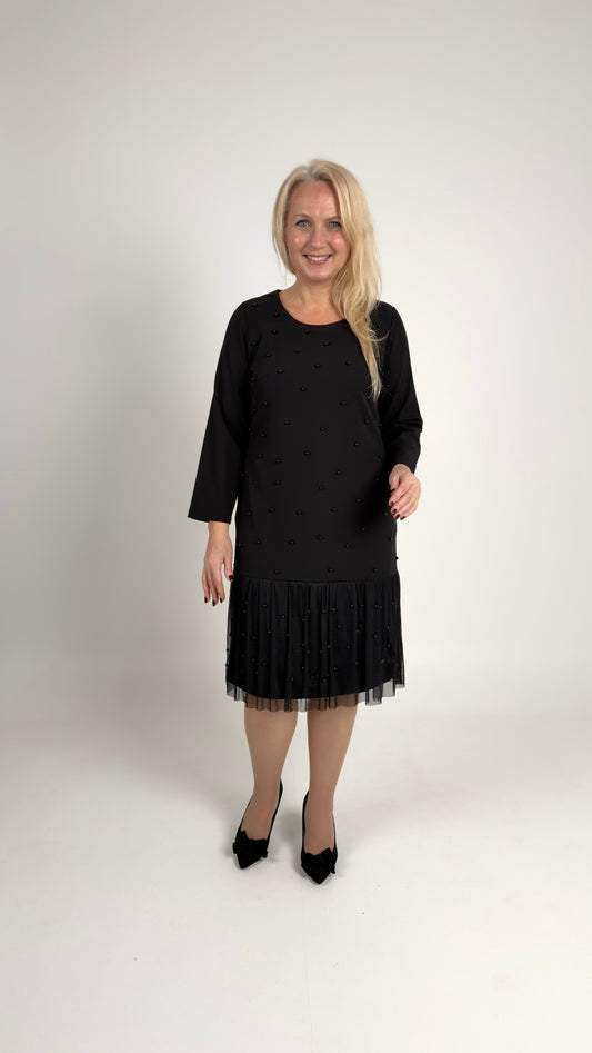 Eleganta kleita ar tilla detaļām un pērlītēm