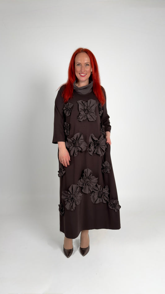 Šokolādes toņa gara trikotāžas kleita ar ziedu akcentiem