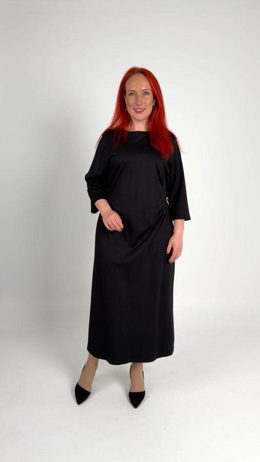 Gara melna kleita ar dekoratīvu savilkumu jostas zonā