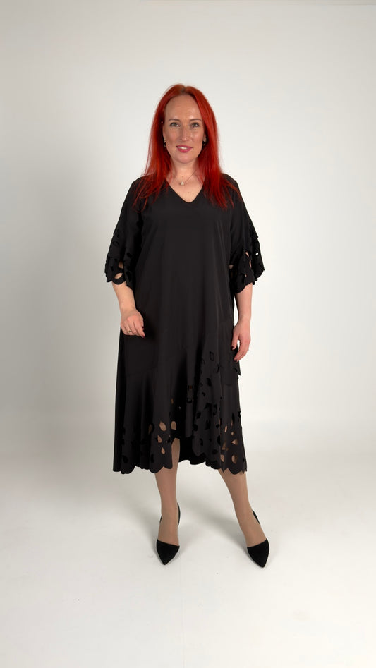 Melna kleita ar dekoratīviem izgriezumiem