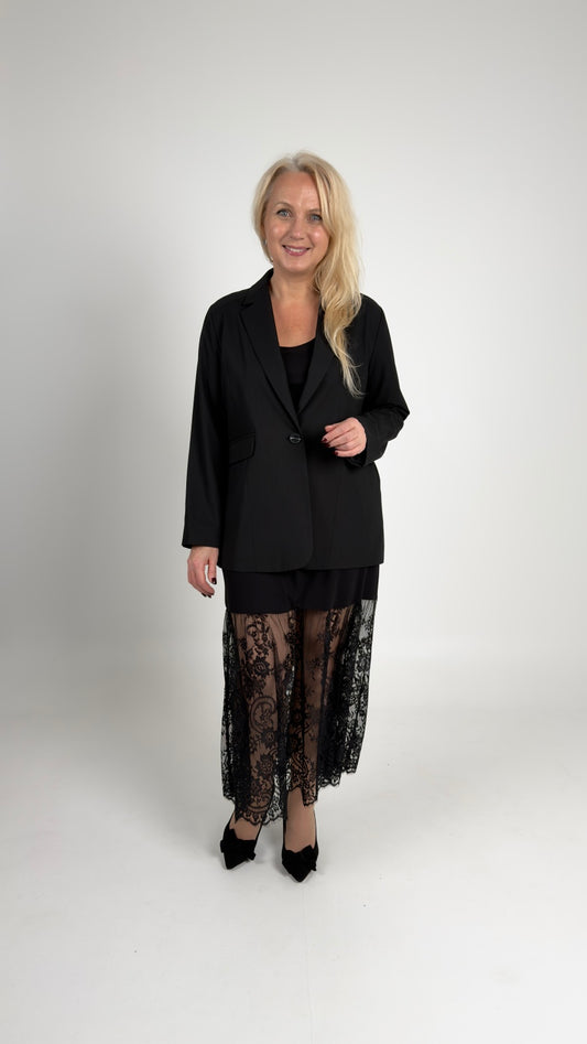 Kleita ar mežģīnēm un klasisku oversize žaketi