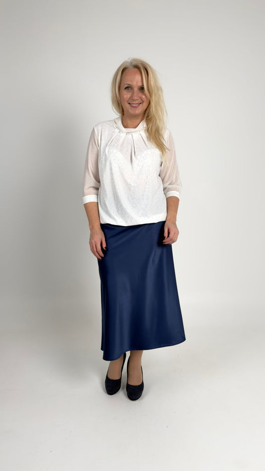 Balta blūze ar sudraba detaļām