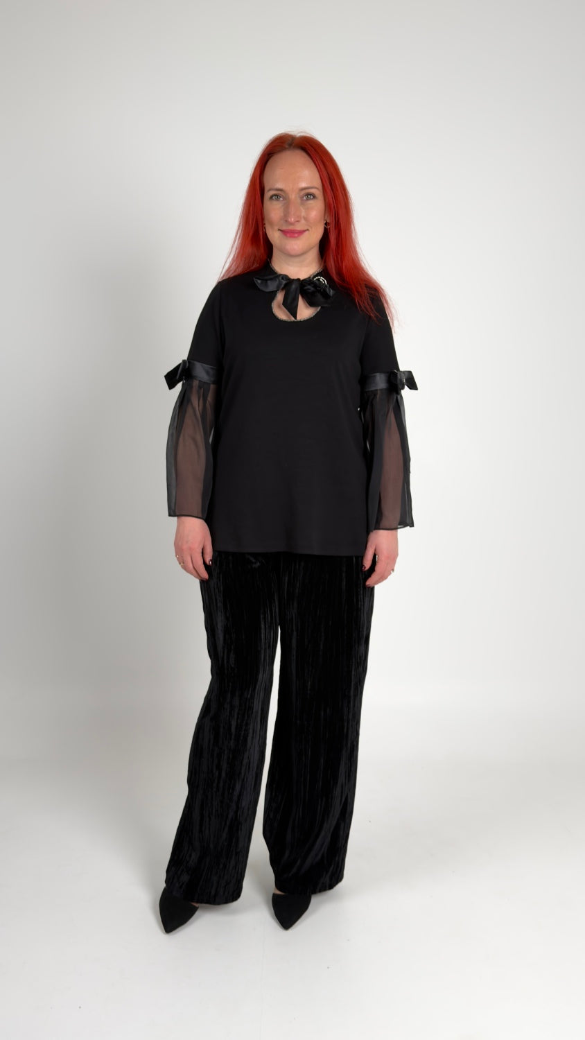 Trikotāžas augša ar tilla piedurknēm un dekoratīvām bantītēm