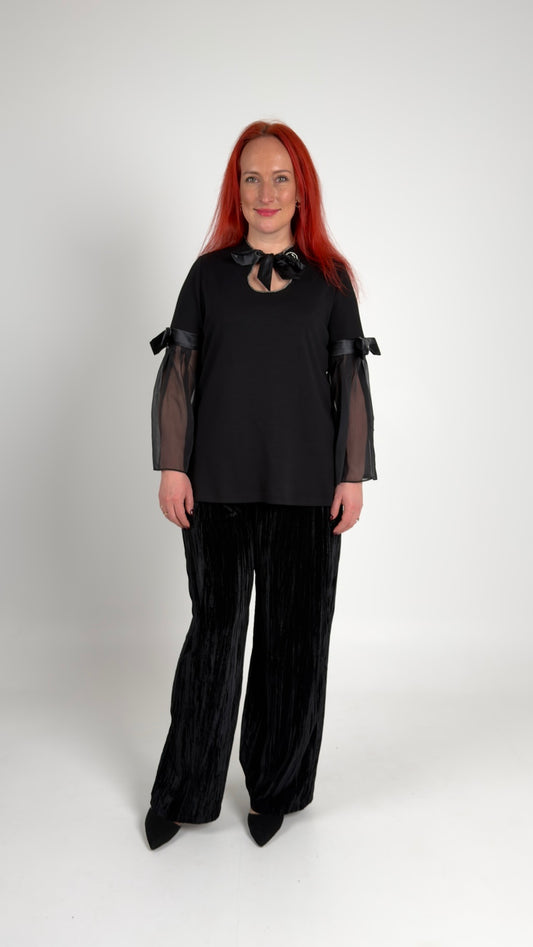 Trikotāžas augša ar tilla piedurknēm un dekoratīvām bantītēm