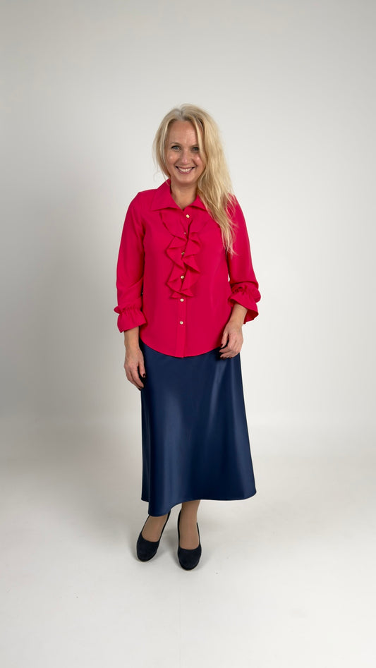 Klasiska blūze ar volānu akcentiem