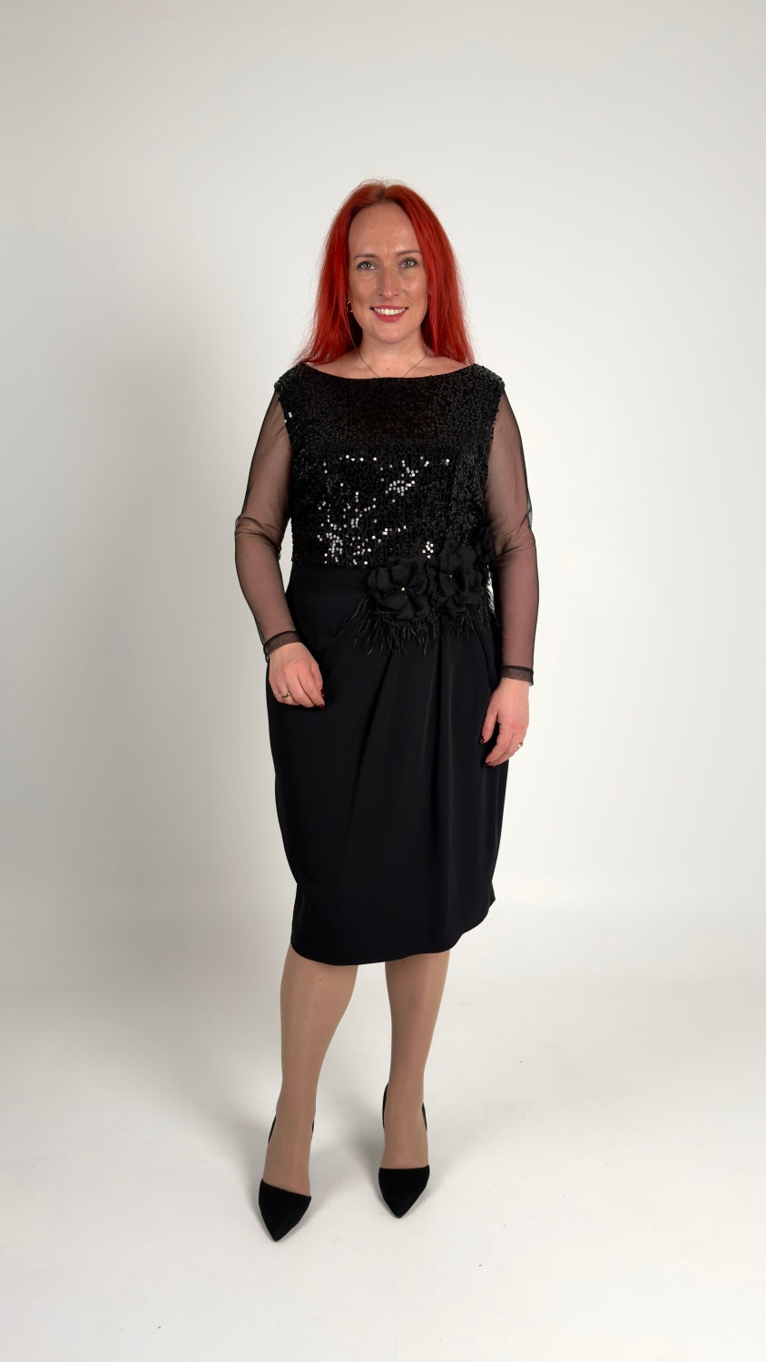 Melna kleita ar fliteriem