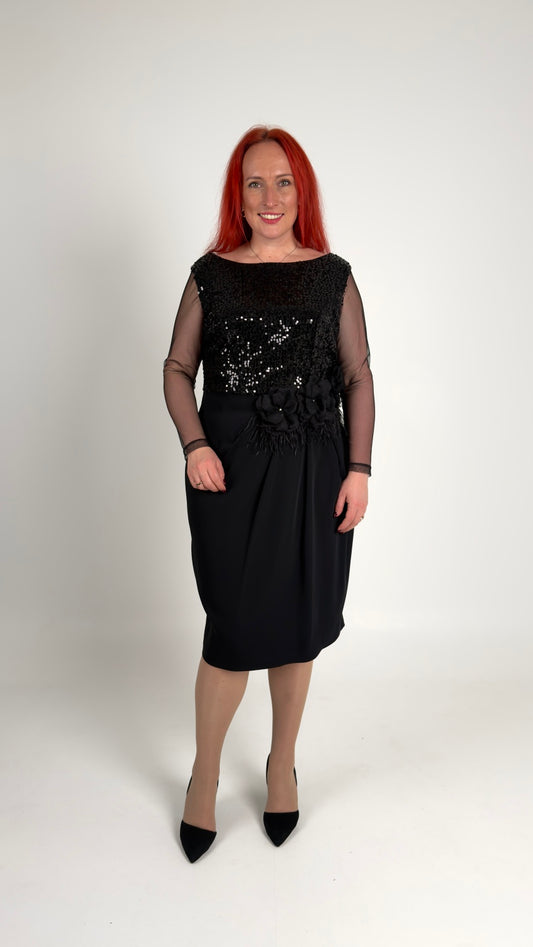 Melna kleita ar fliteriem