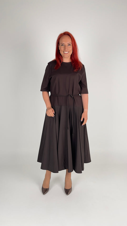 Eleganta šokolādes krāsas kleita ar jostu
