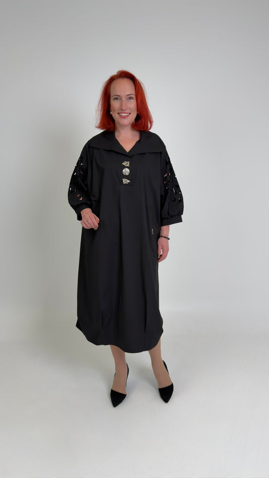 Gara kokvilnas kleita ar dekoratīvām pogām