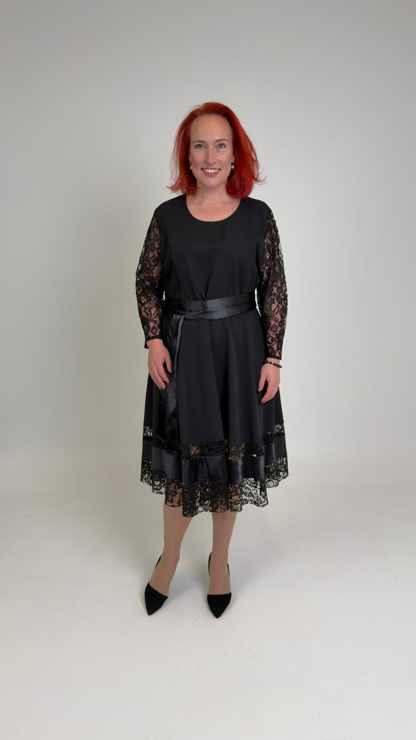 Melna kleita ar mežģīnes detaļām un jostu