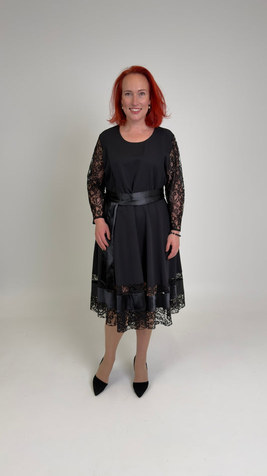 Melna kleita ar mežģīnes detaļām un jostu