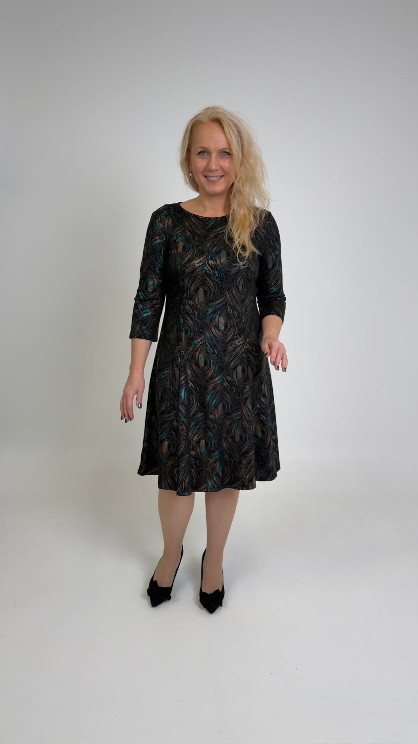 Kleita ar bronzas rakstu