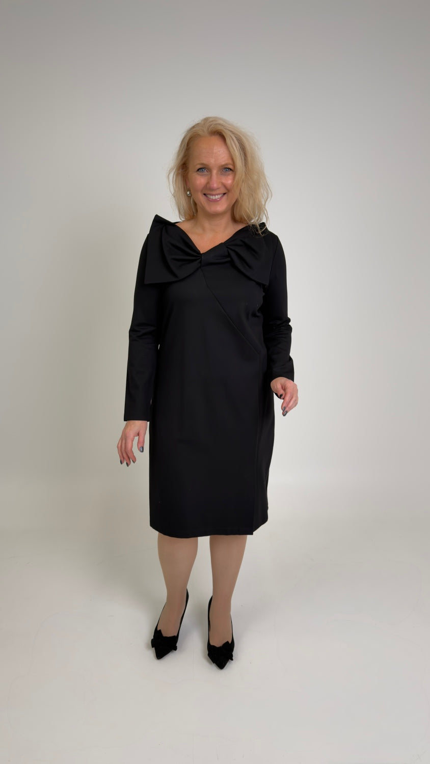 Eleganta melna trikotāžas kleita ar banti