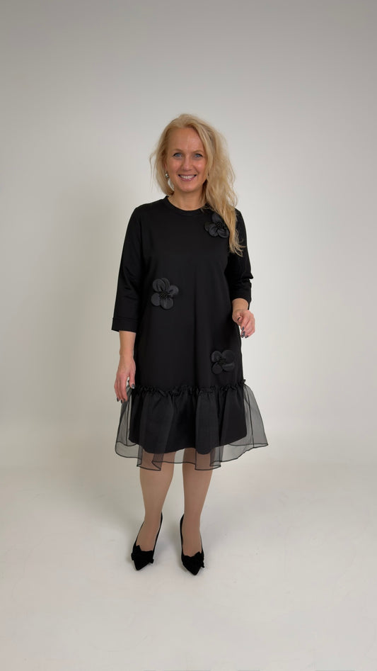 Melna kleita ar šifona volāniem un aplikācijām