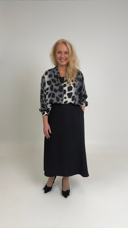 Kleita ar iešūtu blūzi