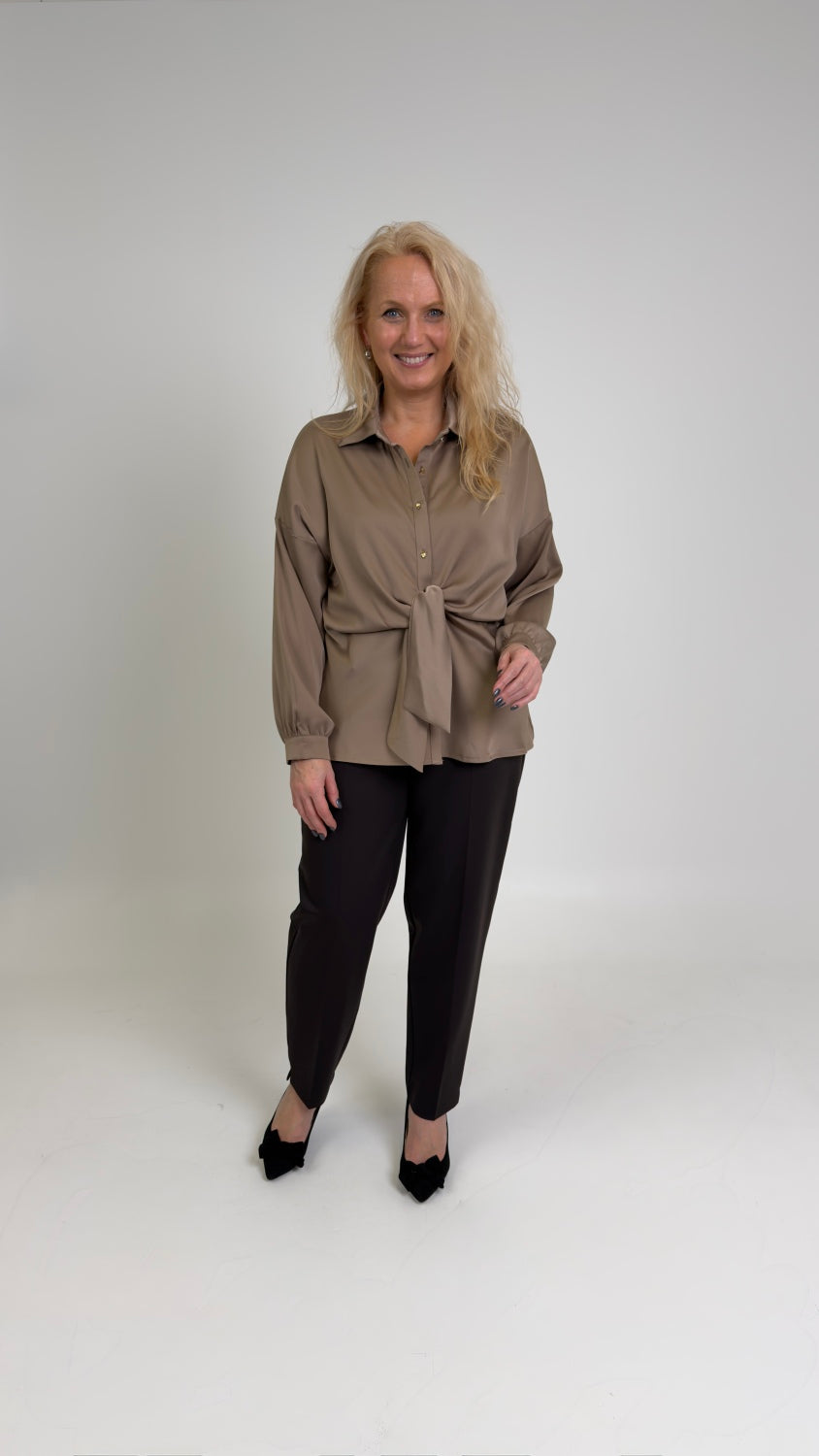 Sasienama pagarināta blūze