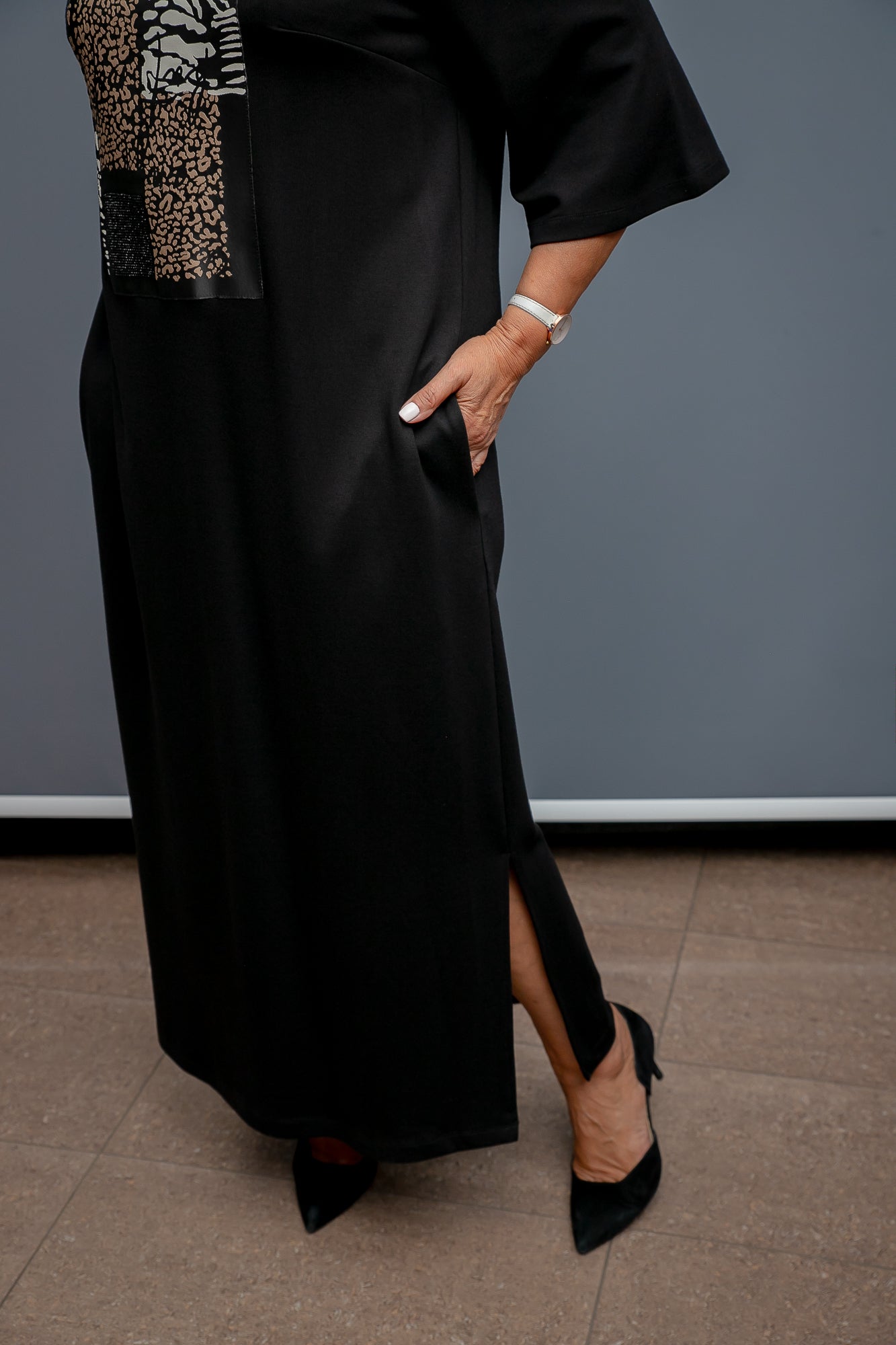 Eleganta melna trikotāžas kleita ar printu