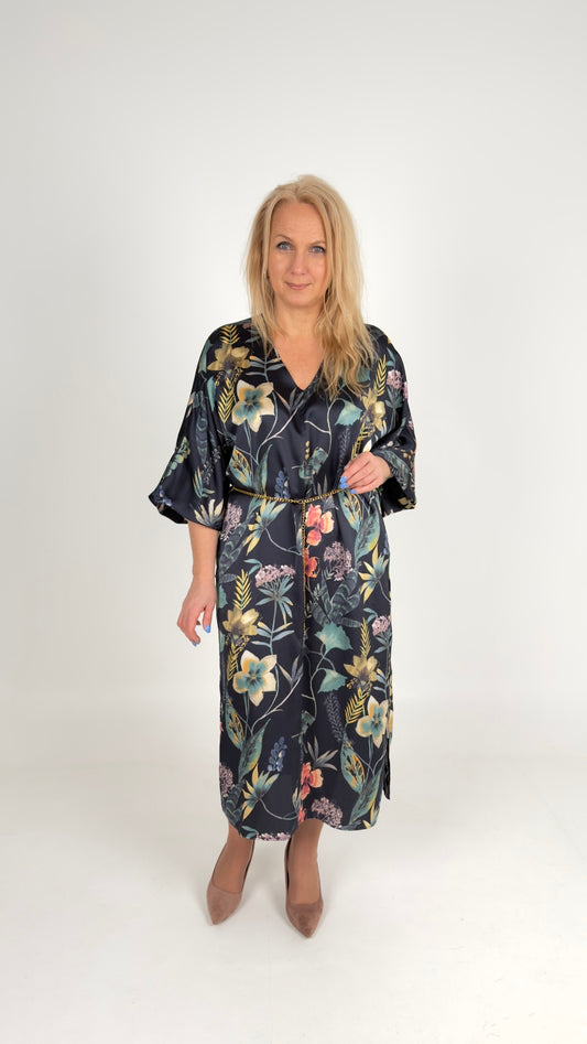 Viegla viskozes kleita ar tropisko rakstu un jostu