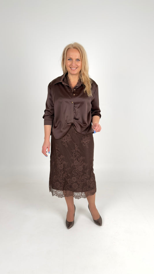 Elegants komplekts: mežģīņu kleita un satīna blūze.