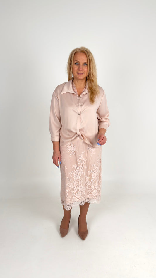 Elegants komplekts: mežģīņu kleita un satīna blūze